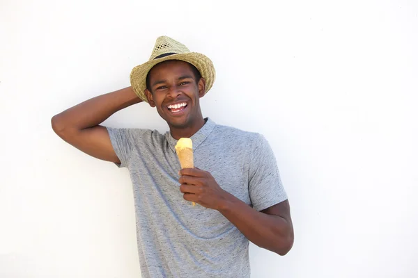 Gelukkig Afrikaanse Amerikaanse jongen genieten van ijsje — Stockfoto