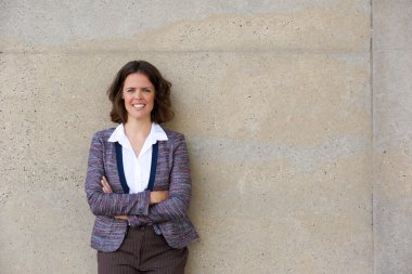 Kendine güvenen silah ile gülümseyen iş kadını geçti