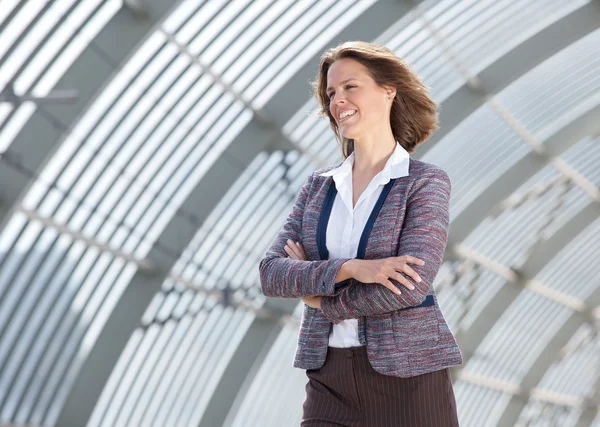 Mujer de negocios europea sonriendo con los brazos cruzados —  Fotos de Stock