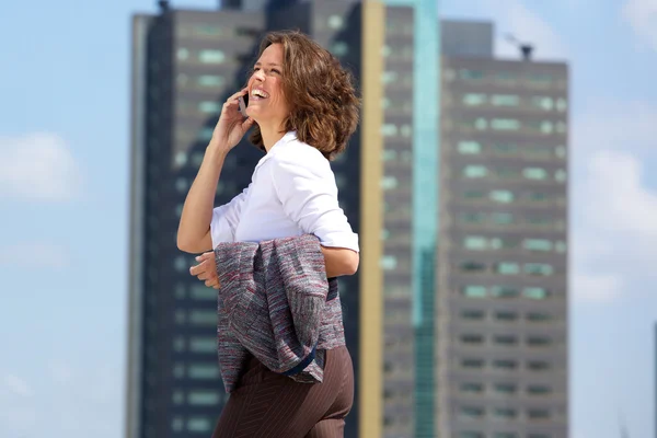 Mujer de negocios feliz caminando y hablando por teléfono celular —  Fotos de Stock