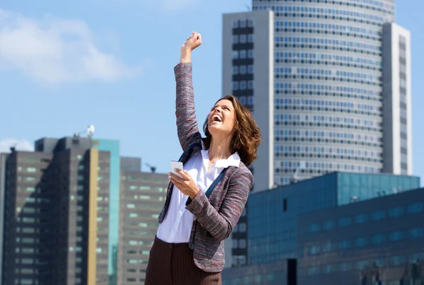 Geschäftsfrau schlägt vor Freude in die Luft — Stockfoto