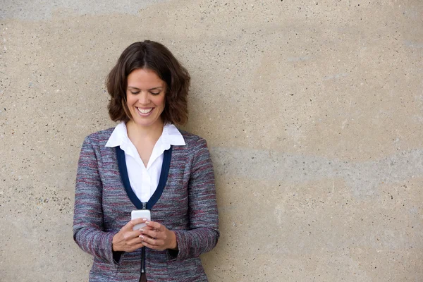 Business woman reading text message on mobile phone — Stock Photo, Image