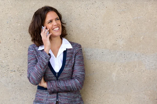 Usmívající se obchodní žena mluví do mobilního telefonu — Stock fotografie