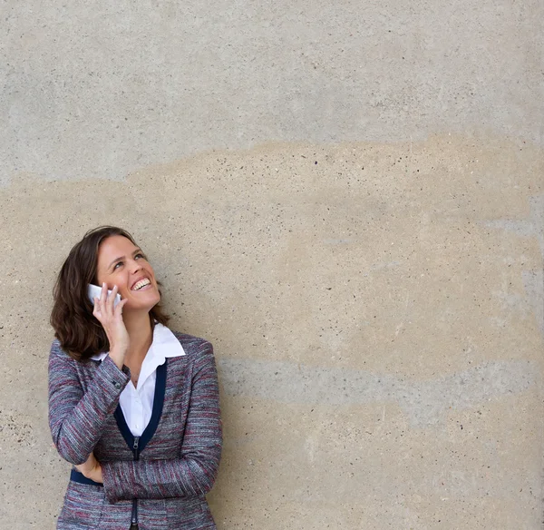 Happy affärskvinna ringa med mobiltelefon — Stockfoto