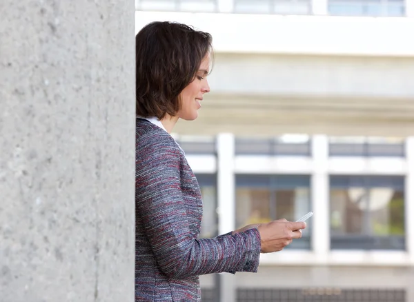 Zakenvrouw lezen SMS-bericht op mobiele telefoon — Stockfoto