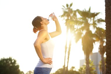 Spor kadın içme suyu çalışmadan sonra şişe