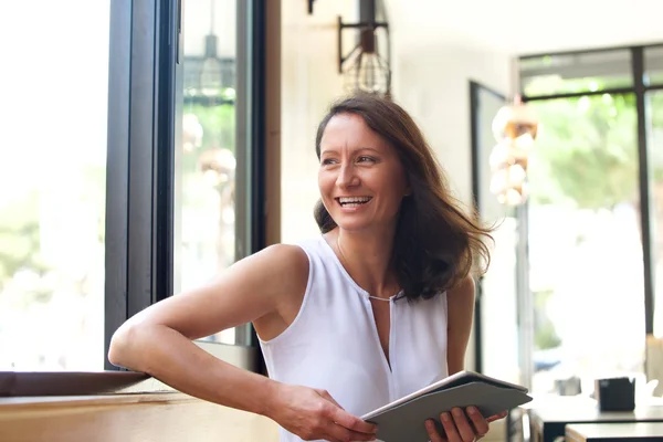 Mujer sonriente con comprimido —  Fotos de Stock