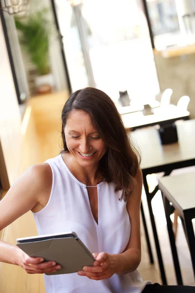 Mujer sonriendo en la tableta —  Fotos de Stock