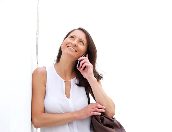 Mujer sonriente usando el teléfono celular y mirando hacia arriba — Foto de Stock