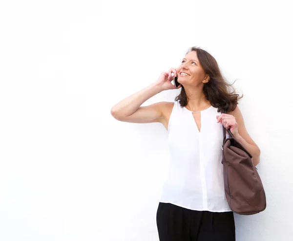 Gelukkig oudere vrouw met behulp van mobiele telefoon — Stockfoto