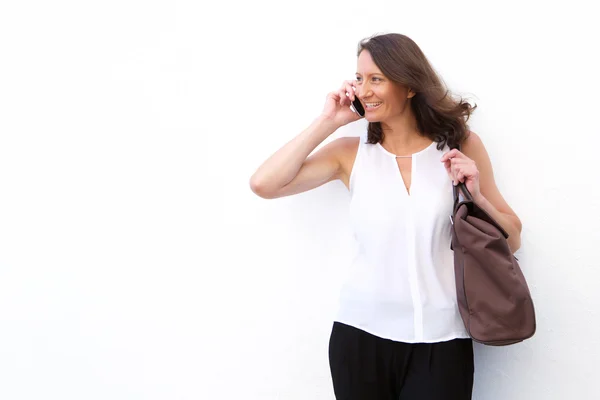 Glad kvinna med en pratstund om mobiltelefon — Stockfoto