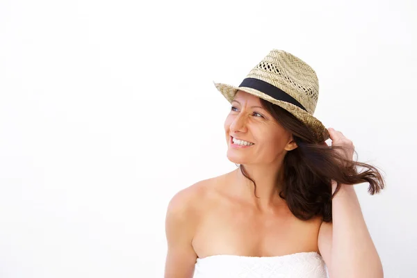 Mulher de verão em chapéu sorrindo — Fotografia de Stock