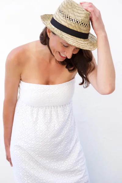 Mujer riendo en vestido de verano y sombrero — Foto de Stock