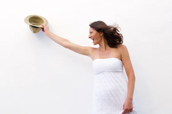 Alegre mujer mayor sosteniendo sombrero — Foto de Stock