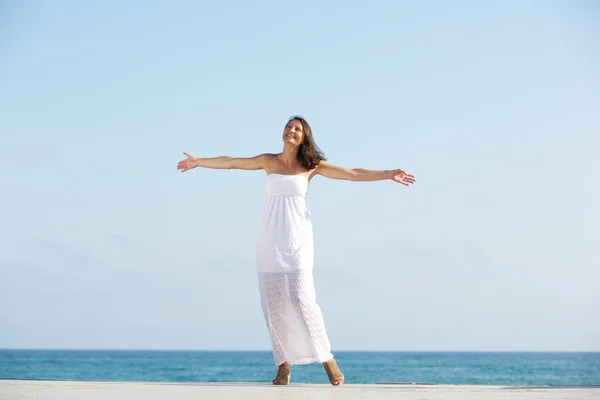 Mujer despreocupada disfrutando de la vida —  Fotos de Stock