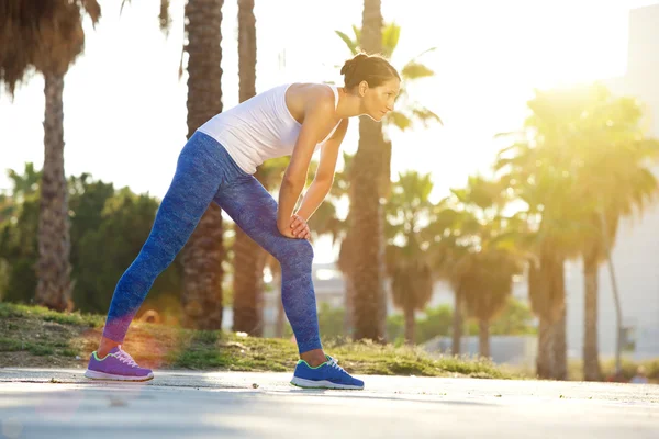 Frau beim Stretching-Training — Stockfoto