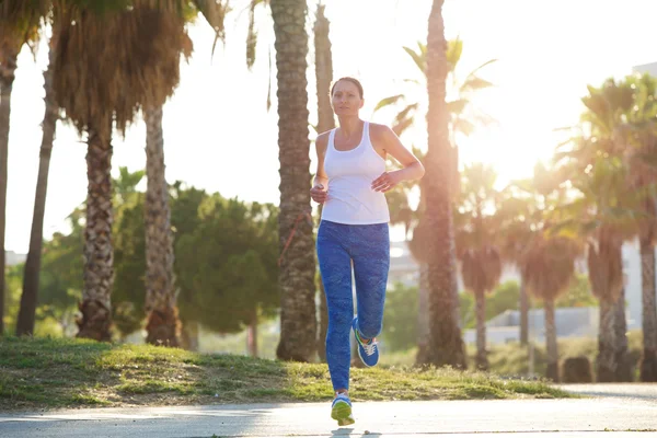 Mujer mayor sana corriendo al aire libre —  Fotos de Stock