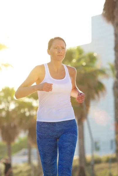 Dışarıda egzersiz kadın runner — Stok fotoğraf