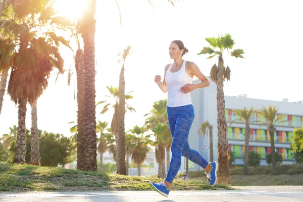 Fit mulher exercício correr ao ar livre — Fotografia de Stock