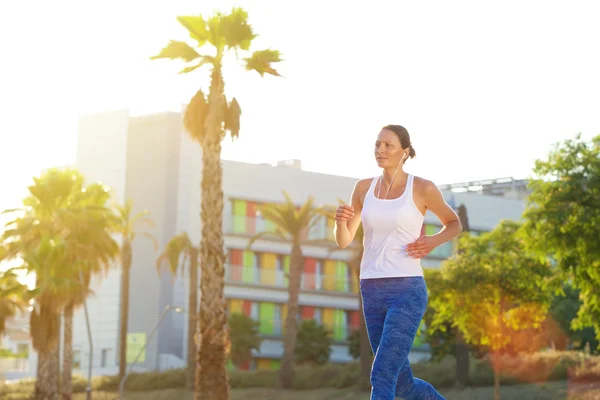 Vrouwelijke atleet uitoefening van buiten — Stockfoto