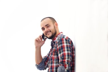 Mobil telefonda konuşurken adam