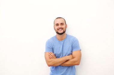 gülümseyen sevimli genç adam 