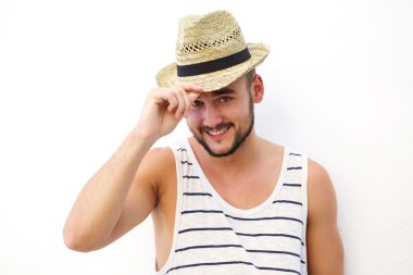 Mutlu genç adam şapka ile beyaz arka plan karşı poz