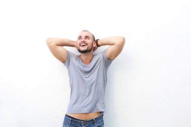 Ellerini başının arkasında ile gülüyor kaygısız mutlu adam