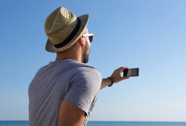 Selfie deniz kenarında alarak genç adam