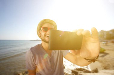 Plajda bir selfie alarak tatile mutlu adam
