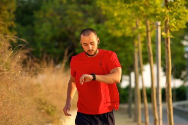 Çalışan açık havada kontrol seyretmek erkek erkeğe