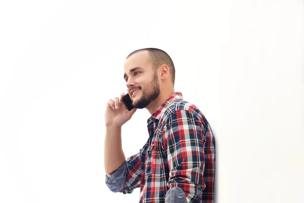 Homem sorridente com cabelo curto e barba usando telefone celular — Fotografia de Stock