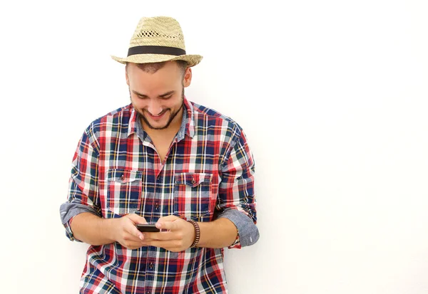 Moda cara feliz com chapéu olhando para o telefone móvel — Fotografia de Stock