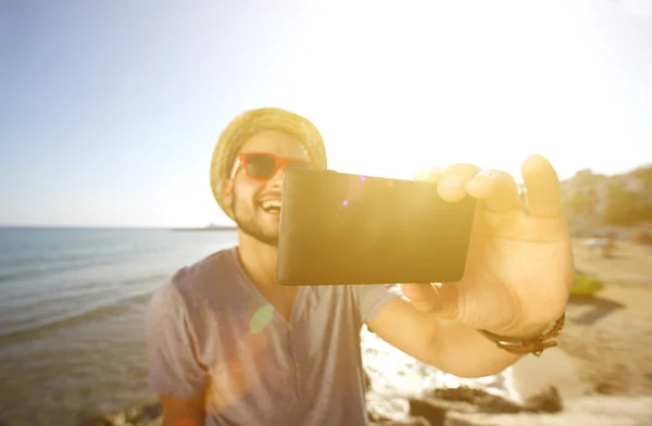 Homem feliz de férias tirando uma selfie na praia — Fotografia de Stock