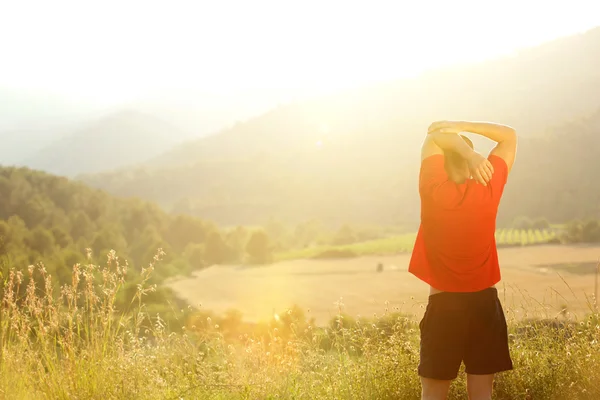 Egzersiz egzersiz günbatımı sırasında germe — Stok fotoğraf