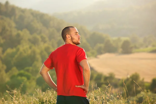 Υγιή νεαρός άνδρας στέκεται έξω από στη φύση — Φωτογραφία Αρχείου