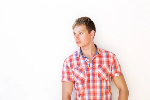 Joven hombre guapo en camisa roja mirando hacia otro lado —  Fotos de Stock