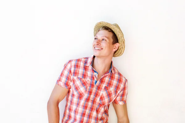 Šťastný mladý muž v červené košili s úsměvem s kloboukem — Stock fotografie