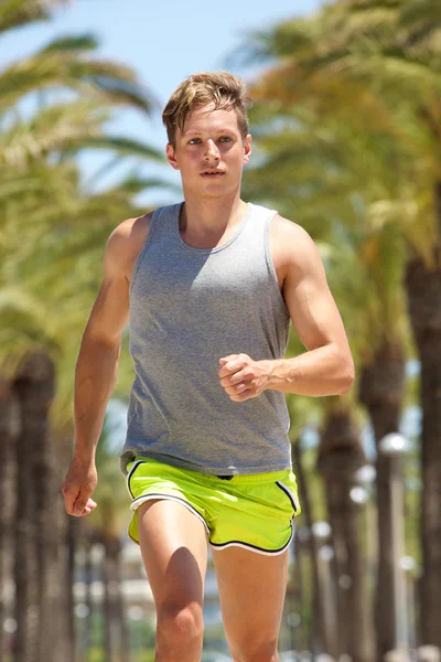 Zdravé přizpůsobit mladý muž běží — Stock fotografie