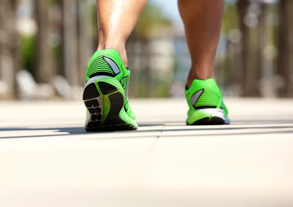 Homme en chaussure de sport marchant dehors — Photo