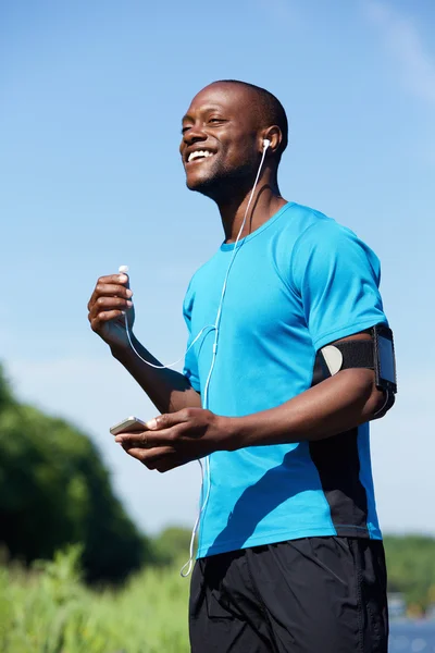 Corredor masculino afroamericano sonriendo — Foto de Stock