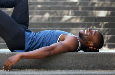 Adam sırtında yatarken gülümseyen