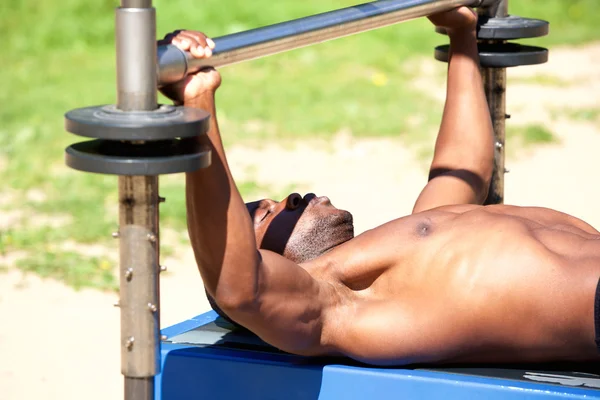 Hombre fuerte levantando pesas — Foto de Stock