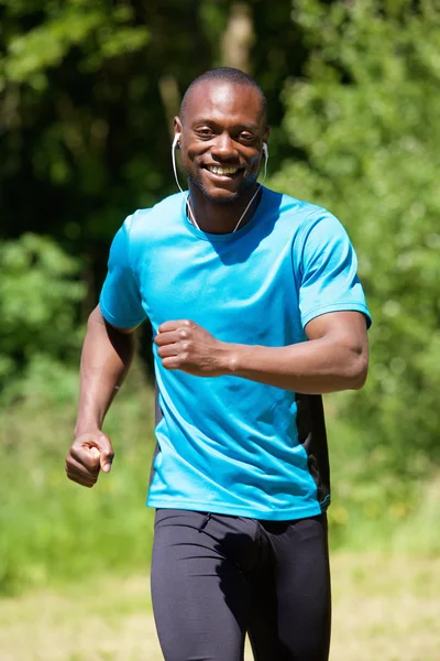 Felice sorridente uomo africano americano in esecuzione — Foto Stock