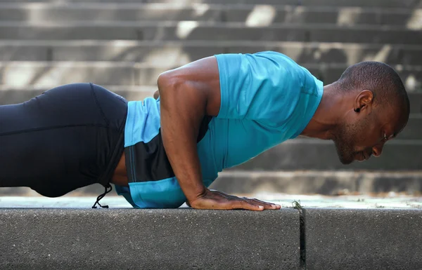 Αφρικανική αμερικανική άνθρωπος αθλητισμού προπόνηση ώθηση ups κατάρτισης εκτός — Φωτογραφία Αρχείου