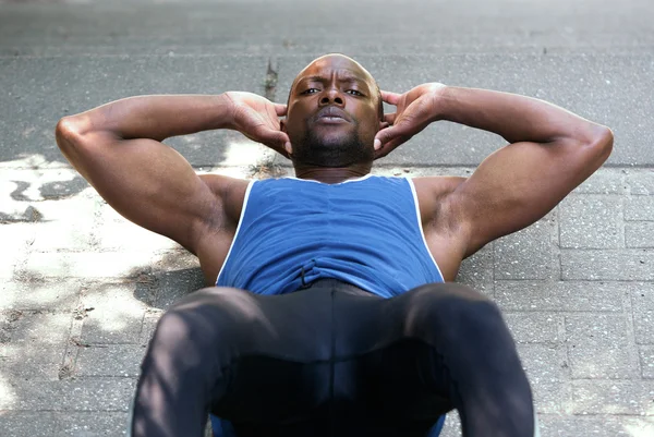 Hombre trabajando en ejercicios de abdominales — Foto de Stock
