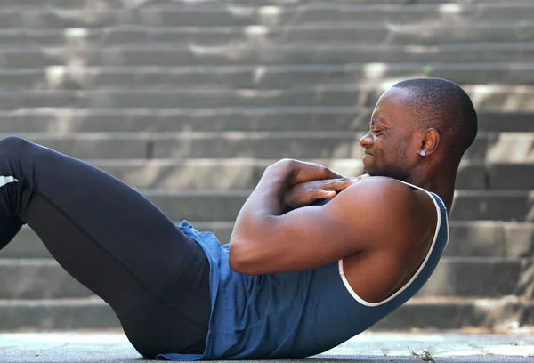 Afrikanisch-amerikanischer mann sport training workout sit ups draußen — Stockfoto