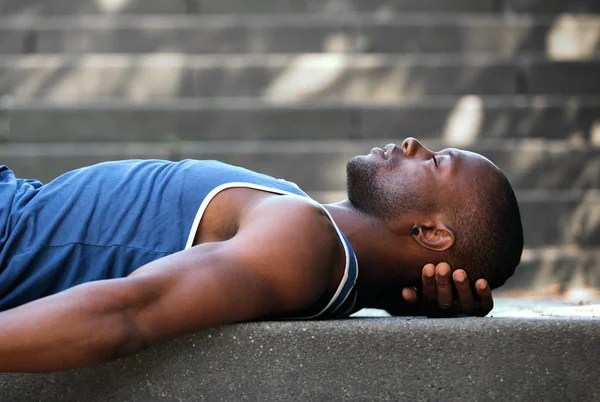 Africano americano homem dormindo fora — Fotografia de Stock