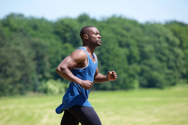 Ajuste ejercicio hombre corriendo fuera — Foto de Stock