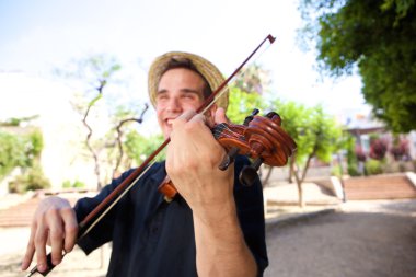 Keman çalmak dışında adam gülümseyen